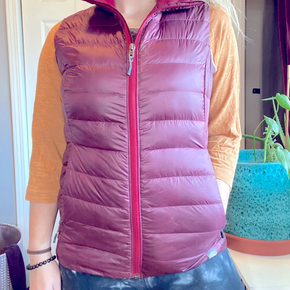 REI FITTED LIGHT WEIGHT PUFFER VEST
